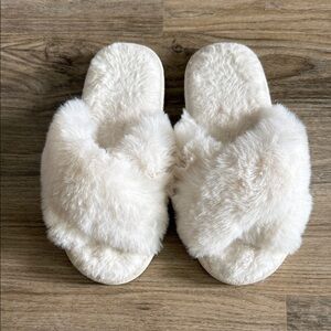 Cozy White Fluffy Women's Slippers - Like New